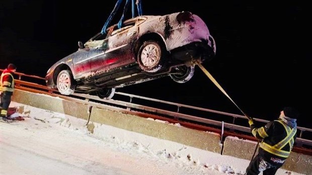 Une automobiliste se loge dans la piste cyclable du pont Monseigneur-Langlois