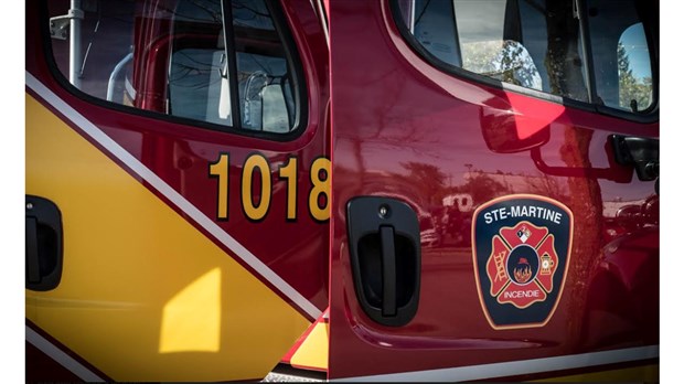 Cinq services incendie combattent les flammes à Sainte-Martine 