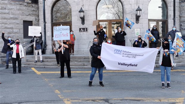 Une trentaine d'employés du Collège de Valleyfield sont en grève aujourd'hui 