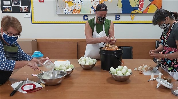 Don d'une centaine de boîtes à lunch réutilisables au CAB Valleyfield 