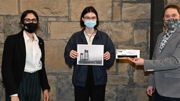 Elena Taillefer met la main sur le prix du concours d'ACIER & MORTIER