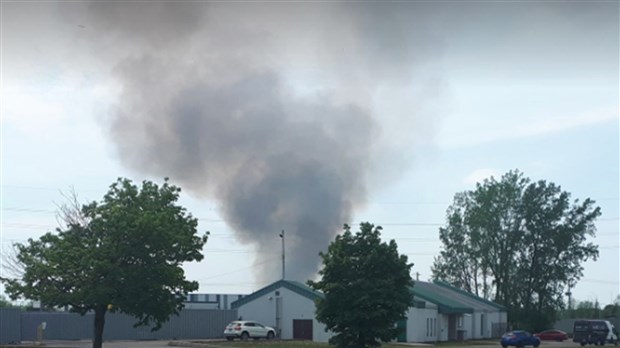 Important incendie de champ en cours à Salaberry-de-Valleyfield 
