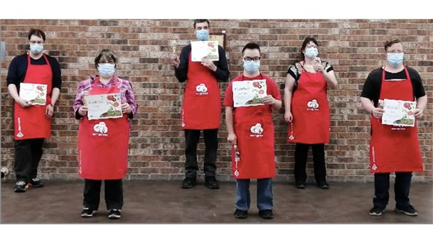 Douze membres de Droit DI Rêver apprennent les rudiments de la cuisine 