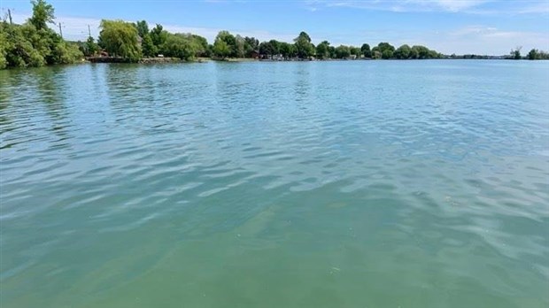 Pourquoi l’eau a-t-elle des reflets turquoise dans le lac Saint-François ? 
