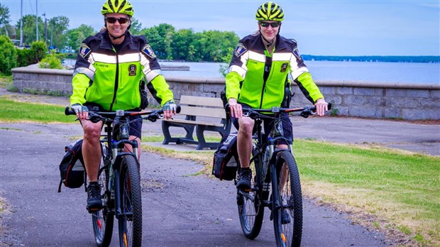 La patrouille à vélo du Service de police de Châteauguay se bonifie cet été 