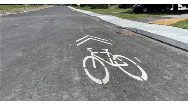 Une chaussée destinée aux vélos sur la rue Marleau