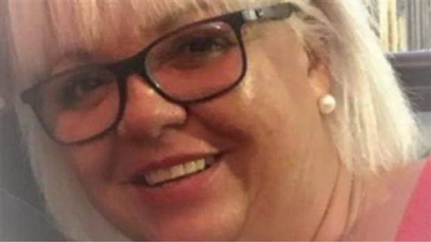 Une femme d'affaires saute dans la course dans le district 5 