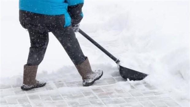 Ne pas pousser la neige tombée sur son terrain dans la rue : une question de sécurité
