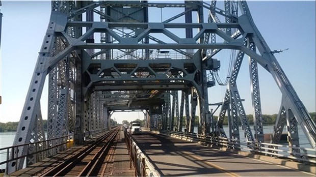 Travaux de nettoyage sur les ponts Larocque et Saint-Louis-de-Gonzague 