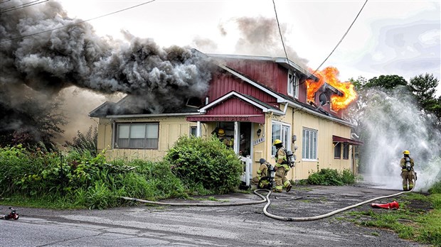 Une résidence du boulevard Bord-de-l’Eau est ravagée par les flammes