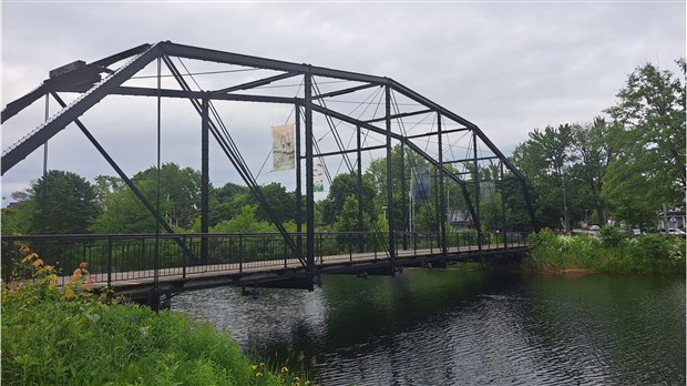 Des individus escaladent une structure de pont à Salaberry-de-Valleyfield 